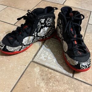 Nike Youth Albino Snakeskin sneakers 🏀 
Excellent used condition.